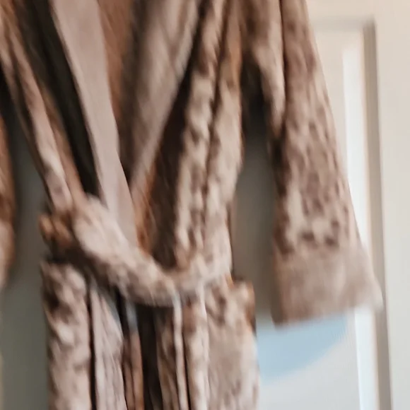 Natori Animal Print Plush Robe - Picture 7 of 8